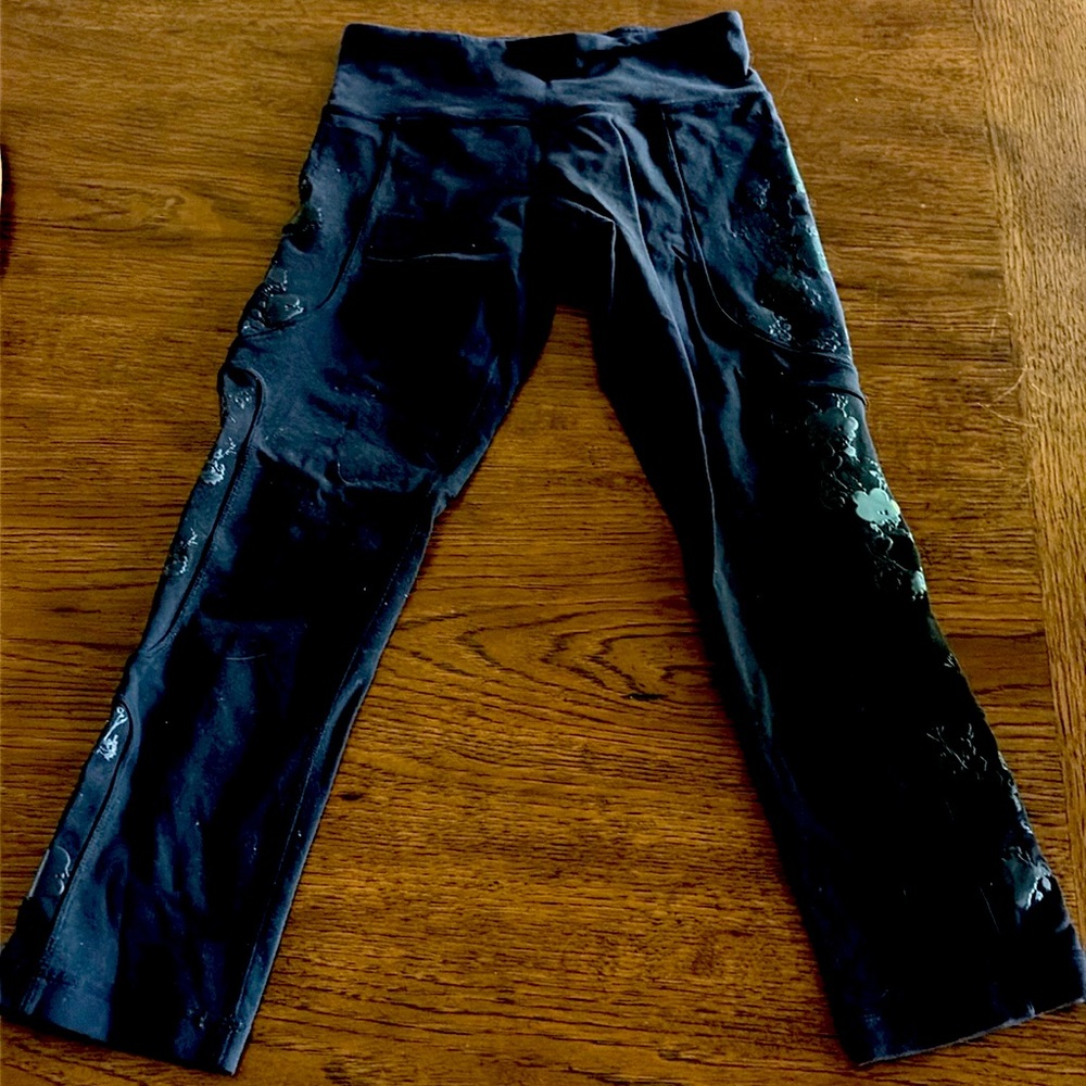 LULULEMON women’s size 4 RARE black capri length leggings with embossed flowers